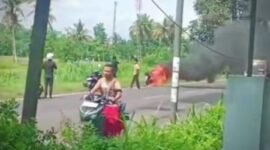 Tangkapan layar sepeda motor yang terbakar