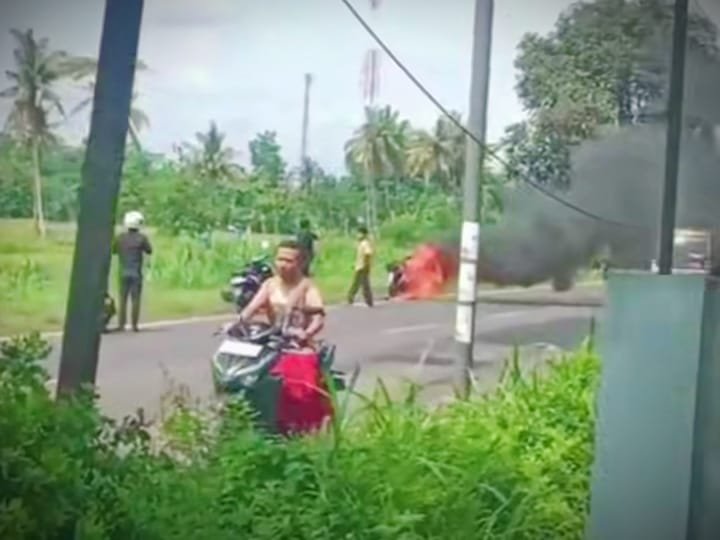 Tangkapan layar sepeda motor yang terbakar