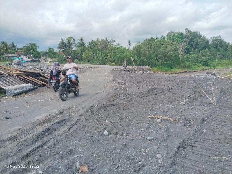 Kondisi jalan Gondoruso yang akan dicor dengan ketebalan 1 meter