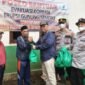 Waka ADM Perhutani SKPH Lumajang saat memberikan bantuan secara simbolis kepada warga