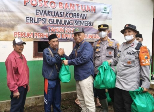 Waka ADM Perhutani SKPH Lumajang saat memberikan bantuan secara simbolis kepada warga