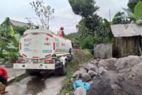 PMI Lumajang saat droping air bersih