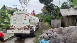 PMI Lumajang saat droping air bersih