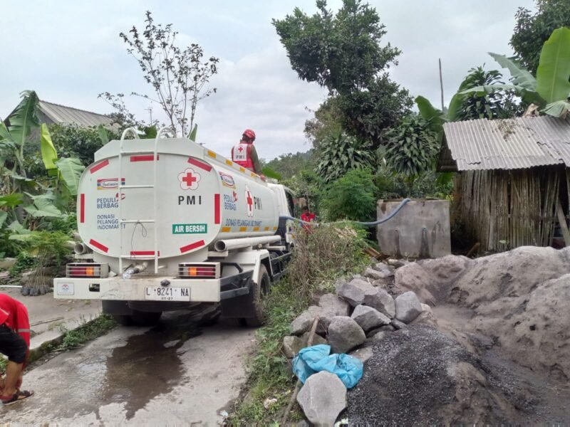 PMI Lumajang saat droping air bersih