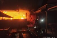 Petugas Damkar saat melakukan pembasahan 