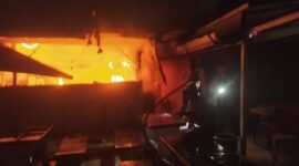 Petugas Damkar saat melakukan pembasahan 