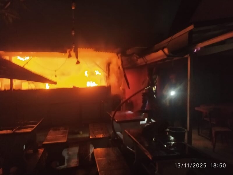 Petugas Damkar saat melakukan pembasahan 