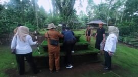 TACB Lumajang saat melakukan pengukuran di Situs Selogending Desa Kandangan