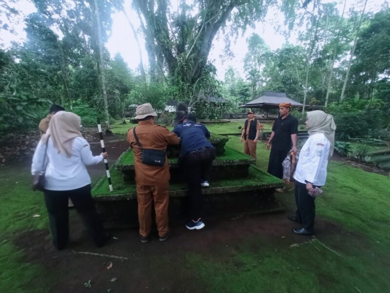 TACB Lumajang saat melakukan pengukuran di Situs Selogending Desa Kandangan