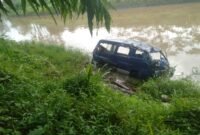 Kondisi bangkai minibus sebelum dievakuasi