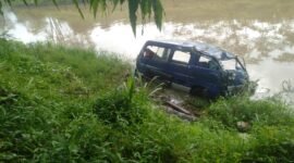 Kondisi bangkai minibus sebelum dievakuasi