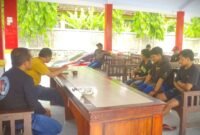 Ketiga pemuda saat mendapat pembinaan dari petugas Polsek Candipuro