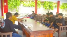 Ketiga pemuda saat mendapat pembinaan dari petugas Polsek Candipuro