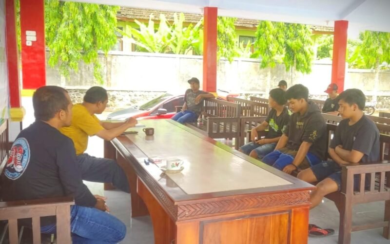 Ketiga pemuda saat mendapat pembinaan dari petugas Polsek Candipuro