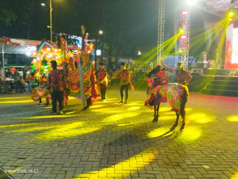 Atraksi kesenian jaran kencak khas Lumajangan diacara Festival UMKM dan Pesona Budaya