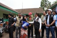 Utusan Presiden Prabowo Subianto saat menyalurkan bantuan kepada korban erupsi Gunung Semeru