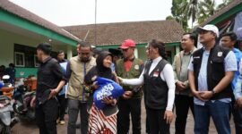 Utusan Presiden Prabowo Subianto saat menyalurkan bantuan kepada korban erupsi Gunung Semeru