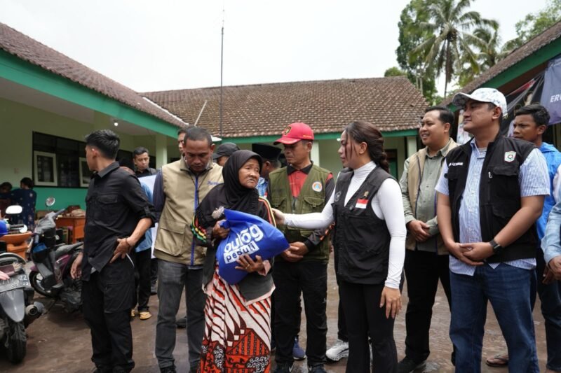 Utusan Presiden Prabowo Subianto saat menyalurkan bantuan kepada korban erupsi Gunung Semeru