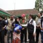 Utusan Presiden Prabowo Subianto saat menyalurkan bantuan kepada korban erupsi Gunung Semeru