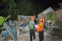 Petugas BPBD saat melakukan pendataan di rumah korban