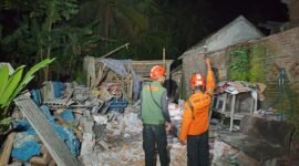 Petugas BPBD saat melakukan pendataan di rumah korban