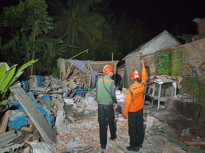 Petugas BPBD saat melakukan pendataan di rumah korban