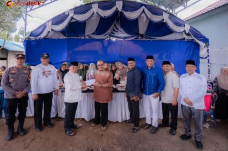 Foto Bupati HM Wiyatno saat membuka secara resmi gabungan rest area gabungan Kabupaten Kapuas