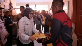 Bupati Lumajang saat menyerahkan Dana Tunggu Hunian (DTH) di SMP Negeri 2 Pronojiwo