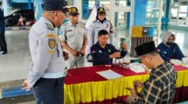 Petugas gabungan saat melakukan cek kesehatan salah satu sopir bus di Terminal Minak Koncar Lumajang