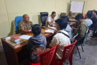 Para pelanggar saat menjalani proses pemeriksaan penyidik Sat Pol PP