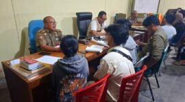 Para pelanggar saat menjalani proses pemeriksaan penyidik Sat Pol PP