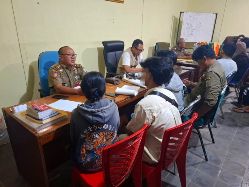 Para pelanggar saat menjalani proses pemeriksaan penyidik Sat Pol PP