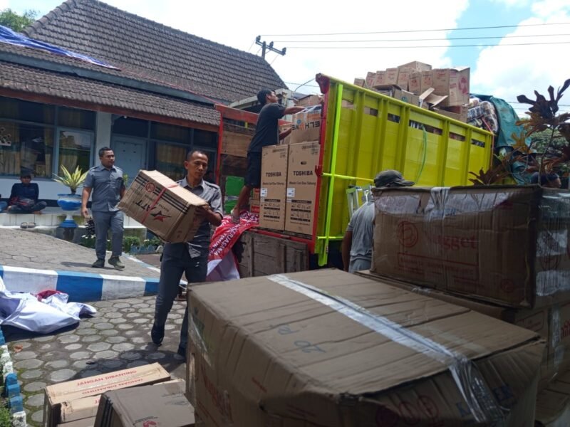 Bantuan Erupsi Gunung Semeru masih terus berdatangan di Posko Bencana Kecamatan Pronojiwo