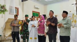 Bupati Lumajang saat menyapa jemaat salah satu gereja di Lumajang