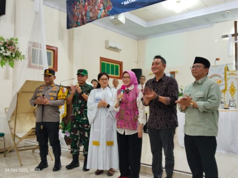 Bupati Lumajang saat menyapa jemaat salah satu gereja di Lumajang