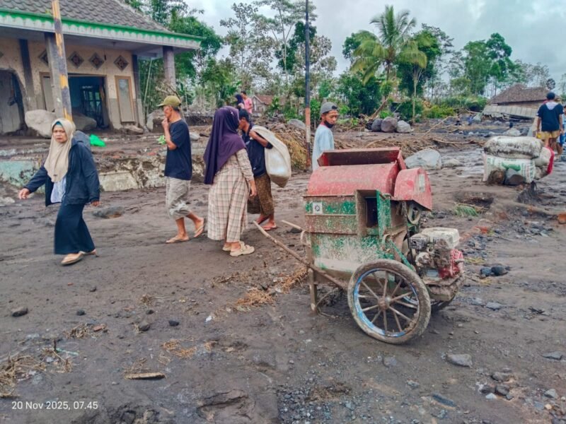 Kondisi pemukiman warga Desa Sumbersari Kecamatan Pronojiwo pasca erupsi Semeru