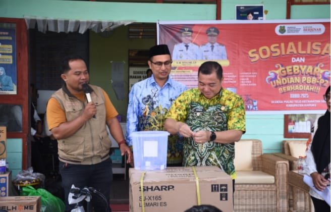 Wakil Bupati Kapuas Dodo saat menghadiri Sosialisasi dan Pengundian Hadiah PBB-P2 di Desa Pulau Telo 