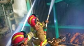 Petugas Damkar saat melakukan pembasahan titik api