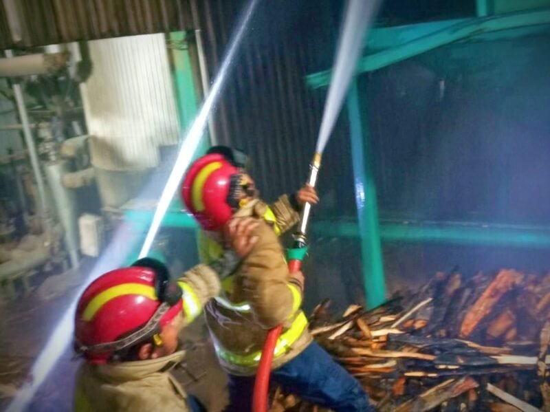 Petugas Damkar saat melakukan pembasahan titik api