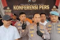 Kapolres Lumajang saat memberikan keterangan kepada media saat press release