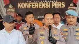 Kapolres Lumajang saat memberikan keterangan kepada media saat press release