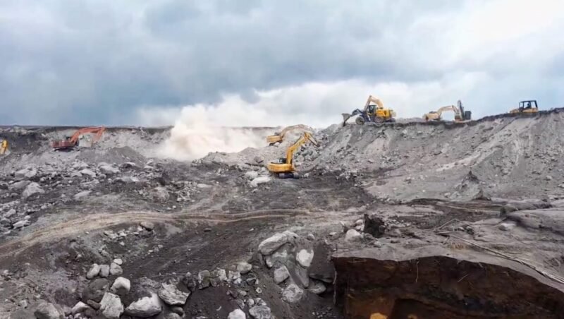 petugas saat melakukan penanganan darurat pada tanggul sungai Besuk Kobokan