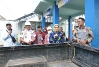 Bupati didampingi Wabup dan Kadishub saat memantau uji emisi massal di Terminal MPU Lumajang