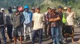 puluhan warga saat demo menolak tambang