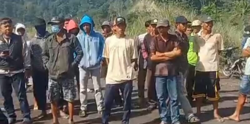 puluhan warga saat demo menolak tambang