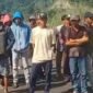 puluhan warga saat demo menolak tambang