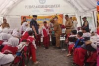 Anggota DPR RI HM. Nur Purnamasidi saat meninjau langsung proses belajar mengajar sekolah darurat SDN Supiturang 02