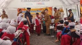 Anggota DPR RI HM. Nur Purnamasidi saat meninjau langsung proses belajar mengajar sekolah darurat SDN Supiturang 02