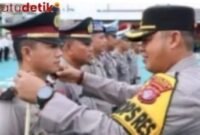 Kapolres Kapuas AKBP Gede Eka Yudharma, S.IK., M.AP saat pimpin upacara kenaikan pangkat 70 personil