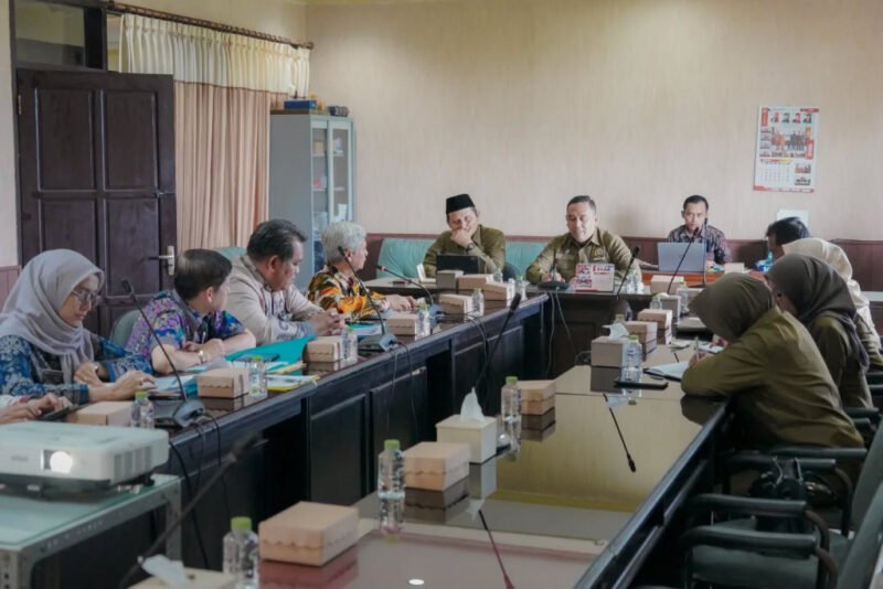 Komisi D DPRD Lumajang saat rapat koordinasi dengan Dinas Sosial